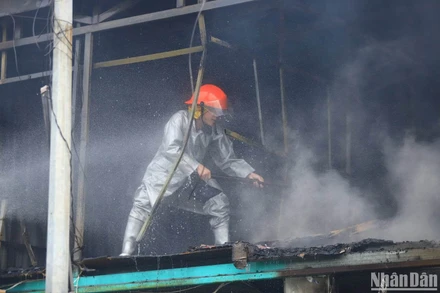 Cảnh sát nỗ lực dập lửa tại hiện trường.