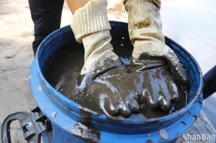 [Ảnh] Khẩn trương khắc phục hiện tượng dầu thải trên hồ Linh Đàm