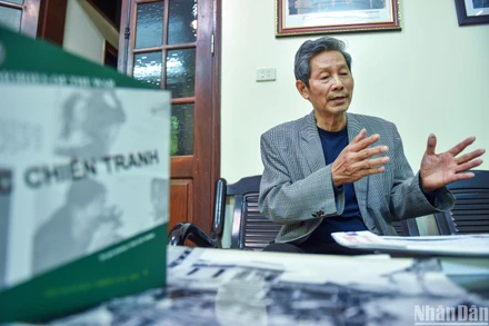 Nghệ sĩ nhiếp ảnh Chu Chí Thành chia sẻ về "Ký ức chiến tranh" không thể quên của mình. (Ảnh: THÀNH ĐẠT)