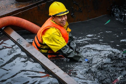Công nhân dầm mình dưới nước lạnh ngày mưa rét nạo vét sông Tô Lịch