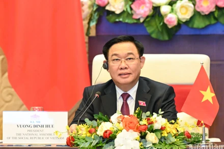 Chủ tịch Quốc hội Vương Đình Huệ điện đàm với Chủ tịch Thượng viện Campuchia Samdech Techo Hun Sen. (Ảnh: DUY LINH)