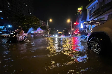 [Ảnh] Mưa lớn suốt đêm, nhiều tuyến đường ở Hà Nội ngập sâu