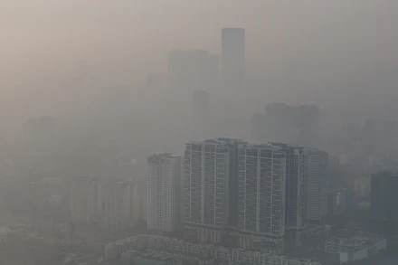 Chỉ trong vài ngày đầu tháng 10, tình trạng ô nhiễm không khí ở Hà Nội và một số tỉnh phía bắc đã rơi vào trạng thái xấu và rất xấu. Các ứng dụng quan trắc đều cho kết quả vượt ngưỡng vào nhiều thời điểm trong ngày, có lúc xếp hạng đứng đầu thế giới về ô nhiễm.