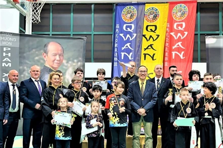 Đại sứ Việt Nam Đỗ Đức Thành và các vận động viên tại sự kiện. 