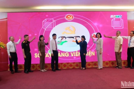 Các đồng chí lãnh đạo tỉnh Bình Phước ấn nút ra mắt sổ tay đảng viên điện tử.