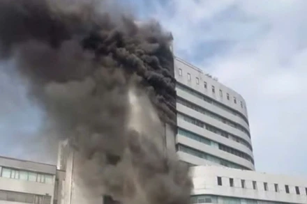 Khói đen bốc lên dữ dội từ nóc tòa nhà. (Ảnh: CTV Lê Khánh)