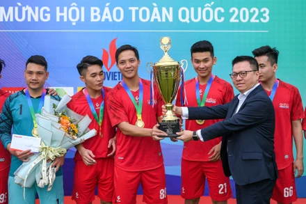 Tổng Biên tập Báo Nhân Dân, Chủ tịch Hội Nhà báo Việt Nam Lê Quốc Minh trao cúp vô địch cho đội bóng của Báo Tuổi trẻ Thủ đô. (Ảnh: THÀNH ĐẠT)