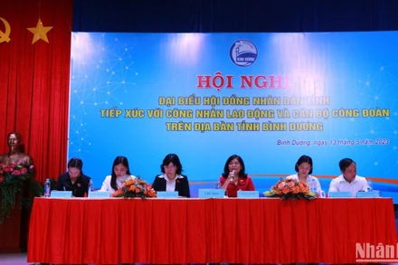 Các đại biểu chủ trì hội nghị.