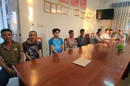 Các con bạc bị tạm giữ tại cơ quan Công an.