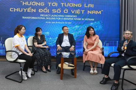 Ông Dũng trong một dự án kết hợp với Lenovo dạy kỹ năng số cho thanh niên nghèo. 