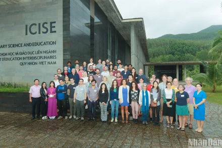 Các nhà khoa học chụp ảnh lưu niện tại Trung tâm quốc tế khoa học và giáo dục liên ngành – ICISE (thành phố Quy Nhơn, tỉnh Bình Định).