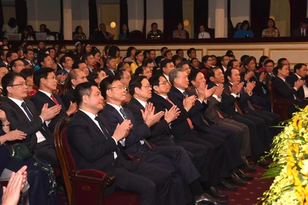 Thủ tướng Phạm Minh Chính và các đồng chí lãnh đạo Đảng, nhà nước tham dự chương trình. (Ảnh: Trần Hải)