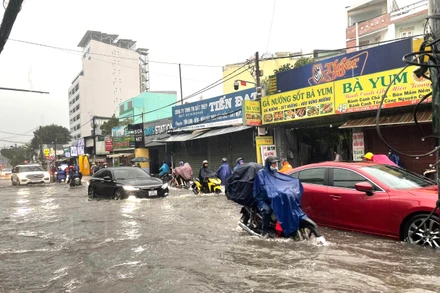 Khu vực đường Ung Văn Khiêm, quận Bình Thạnh ngập nặng khiến người đi đường vất vả, giao thông tê liệt.