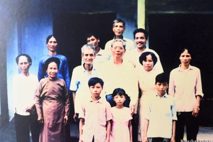 Đồng chí Nguyễn Văn Linh chụp ảnh cùng người thân, họ hàng tại xã Giai Phạm (Yên Mỹ, Hưng Yên). Ông Đặng Đình Được (thứ nhất, hàng cuối từ bên phải qua) đang trông coi, chăm sóc Khu tưởng niệm Tổng Bí thư Nguyễn Văn Linh. (Ảnh: THÀNH ĐẠT)