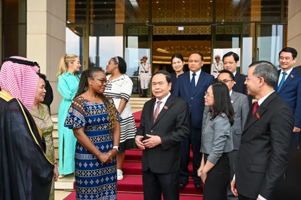 Chủ tịch Quốc hội Trần Thanh Mẫn với các đại biểu tại cuộc tiếp. (Ảnh: DUY LINH) 