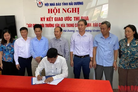 Đại diện các cơ quan báo, tạp chí của tỉnh Hải Dương ký giao ước thi đua.