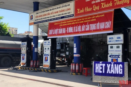 Một cây xăng trên đường Phạm Văn Đồng treo biển hết hàng từ sáng 11/10.