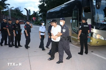 Lực lượng An ninh của Đặc khu kinh tế Tam giác vàng, tỉnh Bokeo, Bắc Lào, phối hợp với một số đơn vị chức năng vừa triệt phá thành công một băng nhóm gồm 771 đối tượng về hành vi lừa đảo qua mạng để chiếm đoạt tài sản của người dân ngày 12/8 vừa qua. (Ảnh: TTXVN phát)