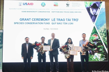 Trao chứng nhận tài trợ cho các tổ chức bảo tồn tại Việt Nam. (Ảnh: CCD)