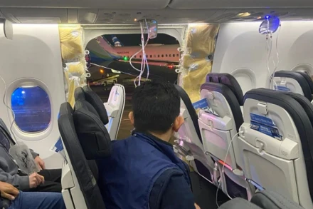 Cửa sổ và một phần thân chiếc máy bay của Hãng hàng không Alaska Airlines bung ra trong quá trình bay. (Nguồn: NBC News)