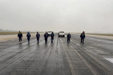 Nhân viên Cảng Hàng không quốc tế Nội Bài kiểm tra trực quan đường cất-hạ cánh định kỳ.