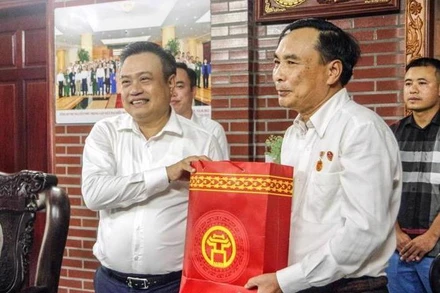 Chủ tịch UBND TP Hà Nội Trần Sỹ Thanh thăm hỏi, tặng quà cựu binh Nguyễn Xuân Trường (xã Ngọc Hồi, huyện Thanh Trì, Hà Nội). Ảnh: Thủy Tiên. 