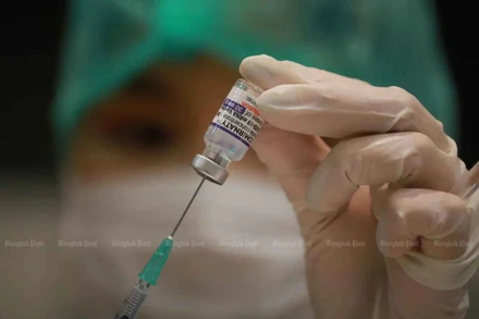 Chính phủ Thái Lan kêu gọi các nhà điều hành du lịch tăng cường mũi tiêm nhắc lại cho nhân viên trong bối cảnh Trung Quốc mở cửa trở lại từ ngày 8/1 tới đây. (Nguồn: Bangkok Post)