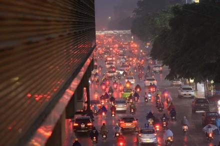 Mưa lớn cục bộ vào giờ tan tầm khiến giao thông tại Hà Nội ùn tắc nhẹ.