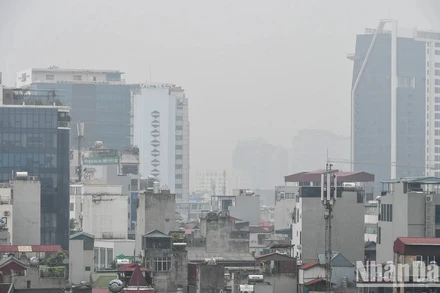 Theo ghi nhận của nhiều hệ thống quan trắc, sáng nay, Hà Nội ô nhiễm không khí nghiêm trọng với nhiều điểm đo ghi nhận ngưỡng đỏ (có hại cho sức khỏe mọi người), cá biệt một vài điểm đo lên ngưỡng tím (rất có hại cho sức khỏe mọi người).