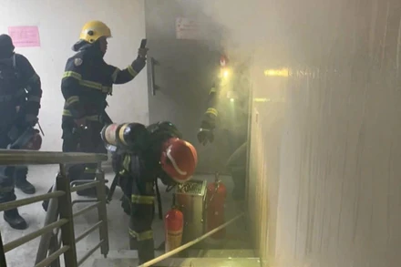 Cảnh sát nỗ lực tiếp cận khu vực cháy. (Ảnh: CQCN cung cấp)