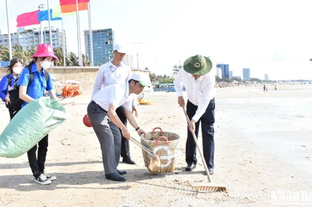 Các đoàn viên thanh niên ra quân vệ sinh bãi biển.