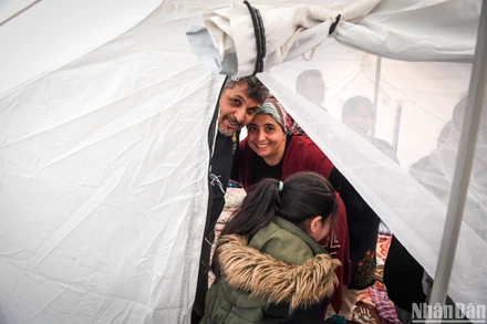 Thoát chết kỳ diệu sau đại địa chấn, người Thổ Nhĩ Kỳ “dìu nhau” qua khó khăn 