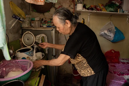 Bà Hứa Thị Vinh trong căn phòng trọ rộng chưa đầy 10m2 của mình.