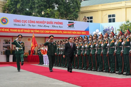 Chủ tịch Quốc hội Vương Đình Huệ duyệt đội danh dự tại lễ đón.