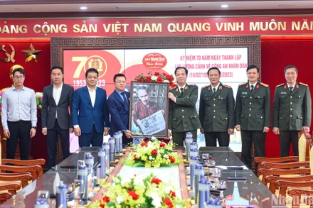 Đoàn Báo Nhân Dân thăm và tặng quà Bộ Tư lệnh Cảnh vệ nhân dịp kỷ niệm 70 năm Ngày thành lập lực lượng Cảnh vệ Công an nhân dân (16/2/1953-16/2/2023).