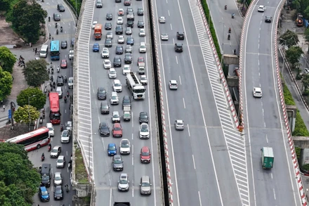 [Ảnh] Người dân trở lại Thủ đô, nhiều tuyến đường cửa ngõ ùn ứ