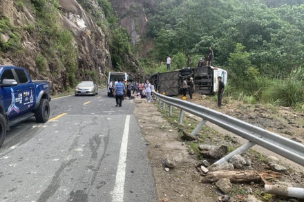 Hiện trường vụ tai nạn thương tâm khiến 4 du khách tử vong tại Khánh Hòa. (Ảnh: Báo Khánh Hòa)