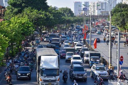 [Ảnh] Người dân đổ về quê, cửa ngõ Hà Nội ùn tắc 
