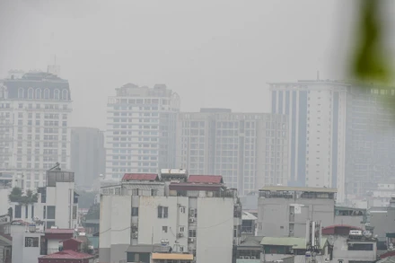 Bầu trời Hà Nội mù mịt trong sáng 11/8. (Ảnh: Thành Đạt)