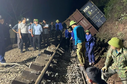 Công nhân đường sắt xuyên đêm khắc phục sự cố lật tàu hàng tại Hà Tĩnh.