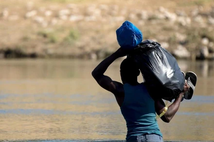 Người di cư vượt sông Rio Grande ở biên giới Mỹ-Mexico. (Ảnh: THX/TTXVN) 