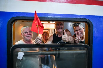 Nhằm phục vụ nhu cầu đi lại của người dân và khách du lịch Sapa mùa lúa chín, ngành đường sắt đã khôi phục chạy lại đôi tàu khách SP3/SP4 tuyến Hà Nội - Lào Cai từ ngày mai 23/9.