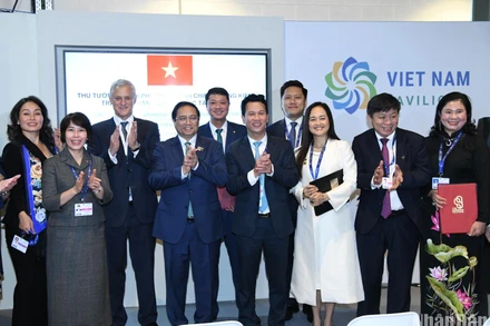 Thủ tướng Phạm Minh Chính chụp ảnh lưu niệm với lãnh đạo các bộ, ngành, doanh nghiệp tại lễ trao văn kiện hợp tác.