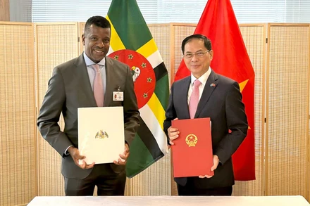 Bộ trưởng Ngoại giao Bùi Thanh Sơn gặp Bộ trưởng Ngoại giao, Ngoại thương, Thương mại và Năng lượng Cộng đồng Thịnh vượng Dominica Vince Henderson và ký Hiệp định miễn thị thực cho người mang hộ chiếu ngoại giao và công vụ giữa hai nước.