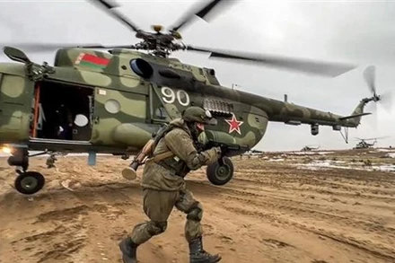 Binh sĩ Nga tham gia cuộc tập trận chung giữa lực lượng vũ trang Nga và Belarus ở gần thành phố Baranovichi (Belarus) ngày 19/2/2022. (Ảnh: AFP/TTXVN)