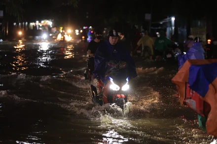 Điểm úng ngập xuất hiện tại đường Chiến Thắng (Hà Đông) sau cơn mưa chiều 30/5.