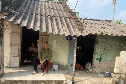 Căn nhà nhỏ liêu xiêu của ông Thảo (Bình Lục, Hà Nam) không có gì đáng giá hơn... chiếc xe lăn người con trai khuyết tật của ông đang ngồi. Cả ông Thảo và con đều là nạn nhân da cam. 