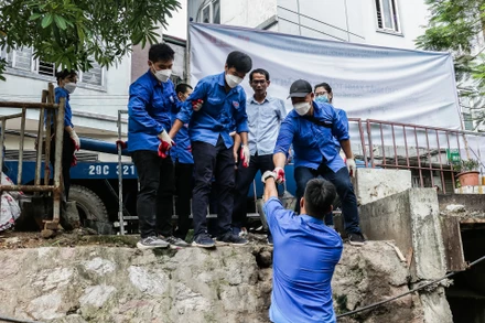 [Ảnh] Đoàn Thanh niên Công ty Thoát nước Hà Nội và Báo Nhân Dân ra quân làm sạch tuyến phân lũ sông Lừ-Sét
