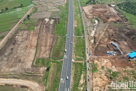 Các đơn vị thi công san gạt, thi công trạm dừng nghỉ trên tuyến cao tốc Vĩnh Hảo-Phan Thiết. 