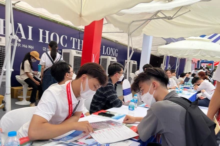 Thí sinh tìm hiểu thông tin tuyển sinh của Đại học Thăng Long.